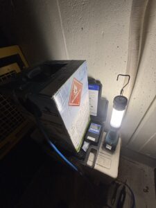 夜間の手元ライト作業