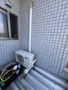屋根上の架台へ室外機を搬入・設置している様子