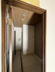 天井穴あけ加工の施工前状態